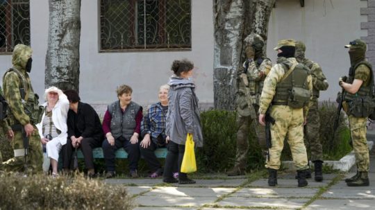 Obyvatelia Chersonu a ruskí vojaci.