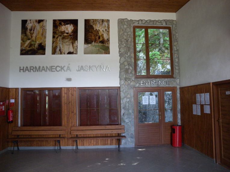 Na snímke je hala pred vstupom do Harmaneckej jaskyne.