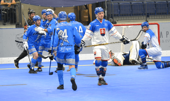 Slovensk&iacute; hokejbalisti v z&aacute;pase proti Gr&eacute;kom.