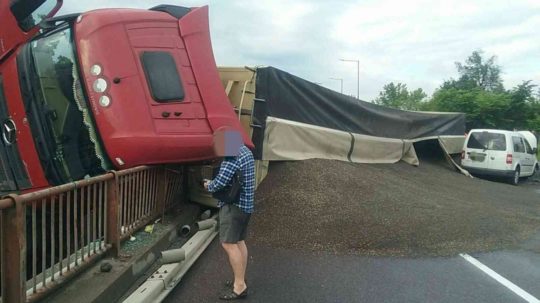 nehoda kamióna a rozsypaná slnečnica