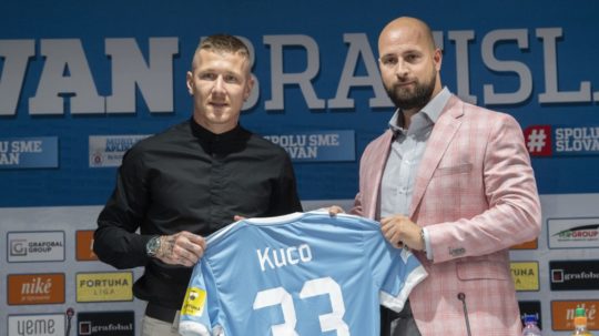 Nový hráč ŠK Slovan Juraj Kucka a Ivan Kmotrík ml