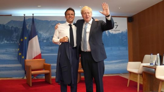 Francúzsky prezident Emmanuel Macron (vľavo) a britský premiér Boris Johnson.