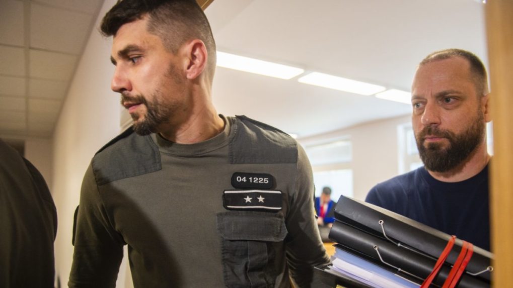 Na sn&iacute;mke obvinen&yacute; advok&aacute;t Marek Para odch&aacute;dza zo s&uacute;du