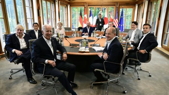 Zľava, Boris Johnson, Fumio Kishida, Ursula von der Leyen, Charles Michel, Mario Draghi, Justin Trudeau, Emmanuel Macron, Olaf Scholz a Joe Biden sú na pracovnom stretnutí počas summitu G7 na hrade Elmau v Kruene, blízko Garmisch-Partenkirchenu, Nemecko