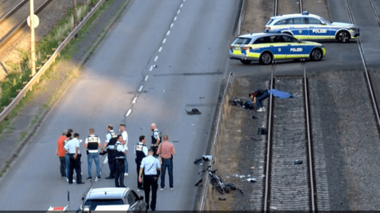 Situácia po zrážke cyklistov v Nemecku.