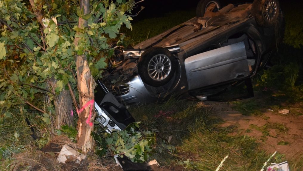 Vodič sa zrejme nevenoval riadeniu, prevrátil auto na strechu a ťažko sa zranil