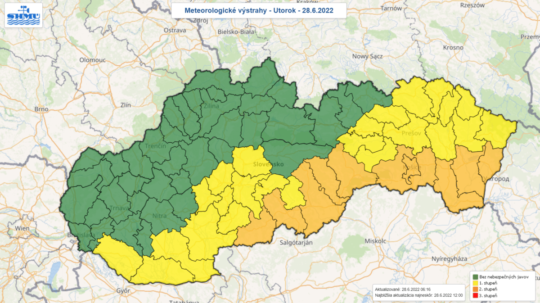 Na snímke mapa SHMÚ zobrazujúca okresy, kde hrozia vysoké teploty.