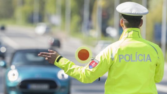 Na ilustračnej snímke policajná kontrola na ceste