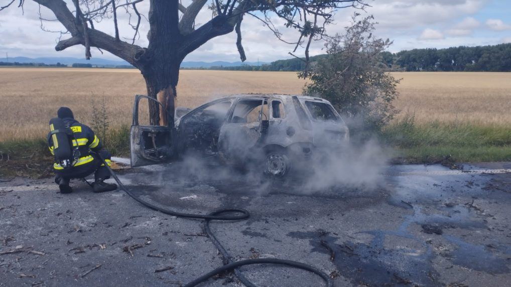 Tragická nehoda pri Trnave. Auto narazilo do stromu a okamžite sa vznietilo