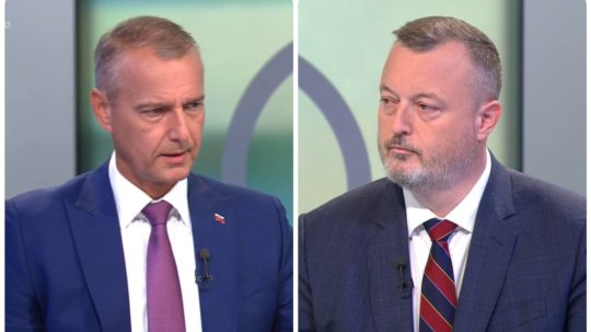 Na snímke vľavo poslanec NR SR Richard Raši (Hlas-SD) a minister práce Milan Krajniak (Sme rodina).