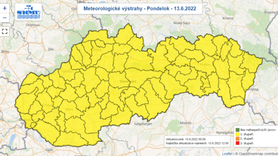 Výstrahy pred búrkami na pondelok.