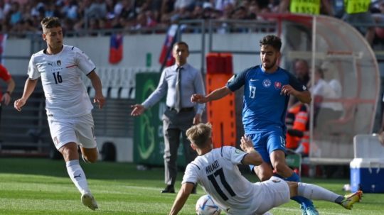 Na snímke zľava hráči Talianska Giacomo Faticanti, Gabriele Mulazzi a hráč Slovenska Marek Ujlaky počas zápasu finálového turnaja Majstrovstiev Európy do 19 rokov.