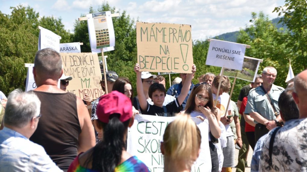 Protestujúci žiadali odstrel medveďa aj odstúpenie Budaja