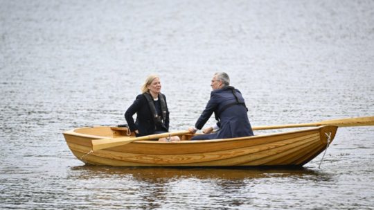 Švédska premiérka Magdalena Anderssonová (vľavo) a generálny tajomník NATO Jens Stoltenberg.