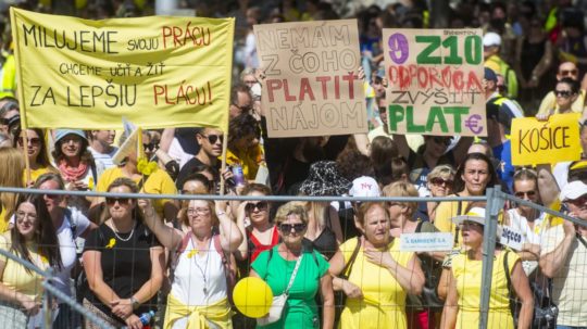 Protest za vyššie platy zamestnancov v školstve v Bratislave.