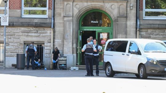 Na snímke nemeckí policajti.