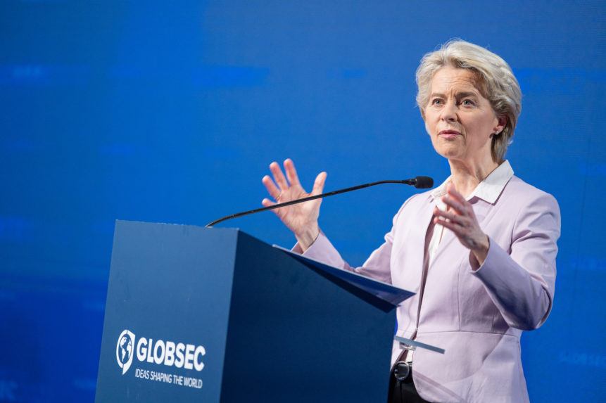 Predsedn&iacute;čka Eur&oacute;pskej komisie Ursula von der Leyenov&aacute; počas vyst&uacute;penia na medzin&aacute;rodnej konferencii Globsec 2022.