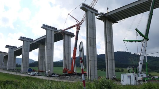 ukladanie nosníkov na mostnej konštrukcii na úseku D1 Lietavská Lúčka – Dubná Skala