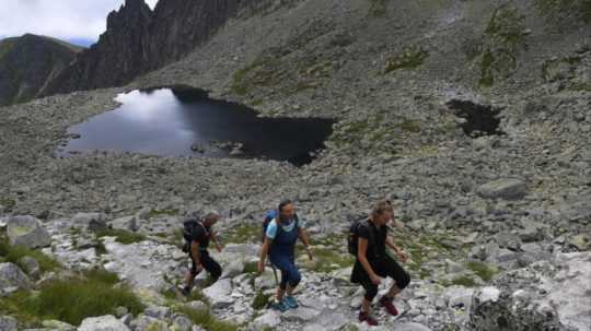 Na snímke turisti nad Nižným Wahlenbergovým plesom.