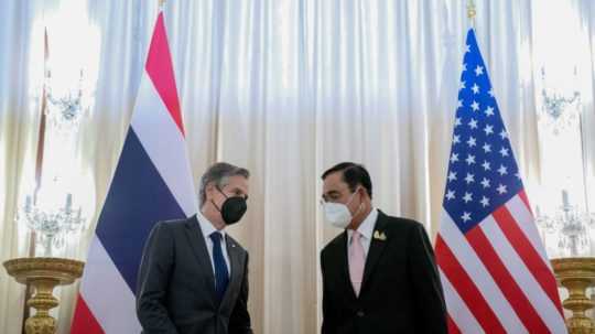 Na snímke vľavo minister zahraničných vecí USA Antony Blinken, vpravo jeho rezortný kolega Don Pramudwinaj.