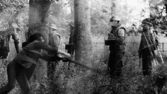 Na fotografii z 11. júla 1972 čelí Írska republikánska armáda paľbe kameňov a petárd v armádnom tábore Curragh (Belfast, Írsko).