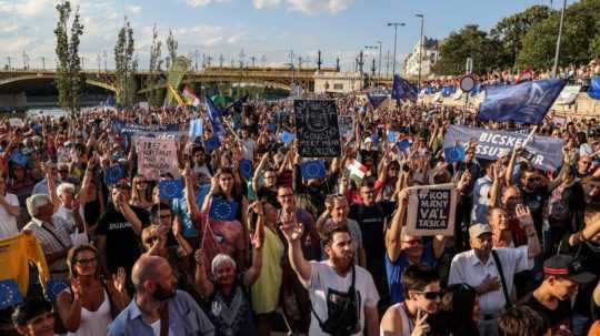 Na fotografii protestanti v Budapešti.