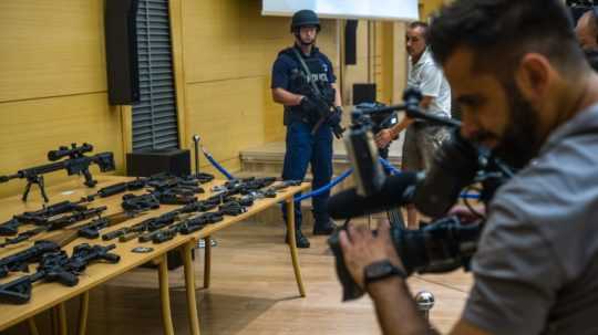 Policajti prezentujú zhabané ilegálne držané zbrane