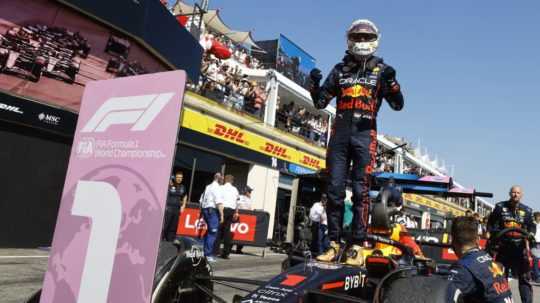 holandský pilot formuly 1 Max Verstappen z tímu Red Bull oslavuje víťazstvo vo Veľkej cene Francúzska.