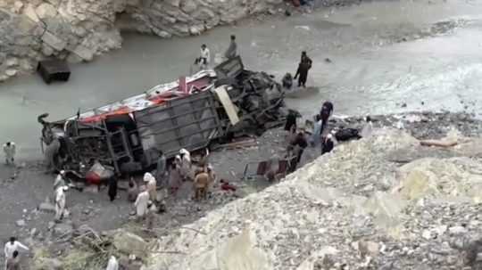 Na snímke z videa vidno havarovaný autobus v Pakistane. Havária si vyžiadala najmenej 20 obetí.