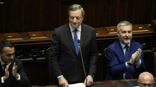 Taliansky premiér Mario Draghi (uprostred).