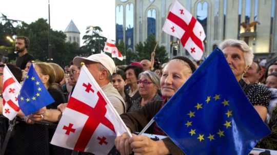 Na snímke protestujúci v Gruzínsku