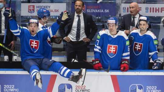 Craig Ramsey (druhý sprava), jeho asistent Ján Pardavý (tretí zľava), dole zľava Marko Daňo, Marián Studenič a Róbert Lantoši.