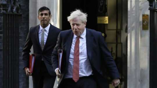 britský premiér Boris Johnson (vpravo) a minister financií Rishi Sunak