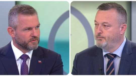 Na snímke predseda strany Hlas-SD Peter Pellegrini a minister práce Milan Krajniak (Sme rodina) diskutujú v relácii RTVS O 5 minút 12.