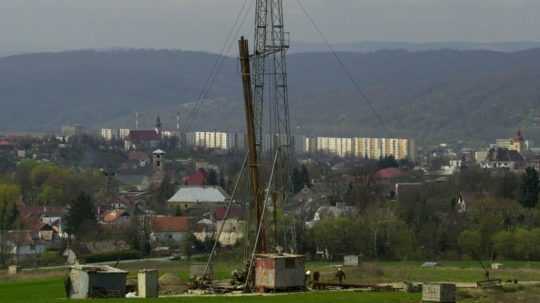 Na snímke vrtná súprava na ťažobnom vrte s hĺbkou 430 metrov, v pozadí časť Prešova so závodom Solivaru