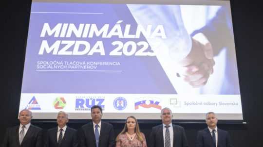 Na snímke stoja sociálni partneri pod plagátom Minimálna mzda 2023