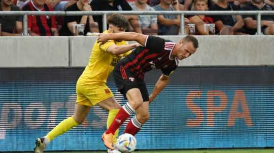 Na snímke vpravo hráč Spartaka Lukáš Štetina a hráč Newtownu Callum Roberts bojujú o loptu počas prvého zápasu 2. predkola Európskej konferenčnej ligy FC Spartak Trnava - Newtown AFC.