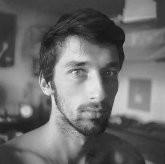 Na fotografii výtvarník a scénograf Aleš Votava.