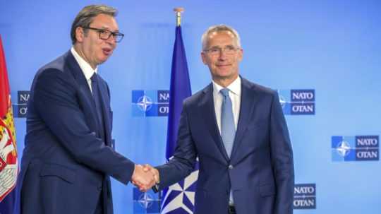 WA 12 Brusel - Generálny tajomník NATO Jens Stoltenberg (vpravo) a srbský prezident Aleksandar Vuèiè si podávajú ruky poèas stretnutia v Bruseli v stredu 17. augusta 2022. Stoltenberg sa separátne stretol so srbským prezidentom Vuèièom a kosovským premiérom Albinom Kurtim. FOTO TASR/AP