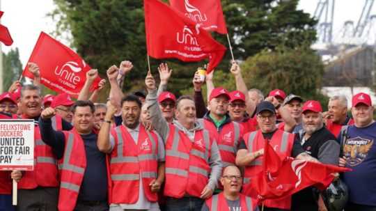 Členovia odborového zväzu Unite stoja na štartovacej čiare pri jednom z vchodov do prístavu Felixstowe