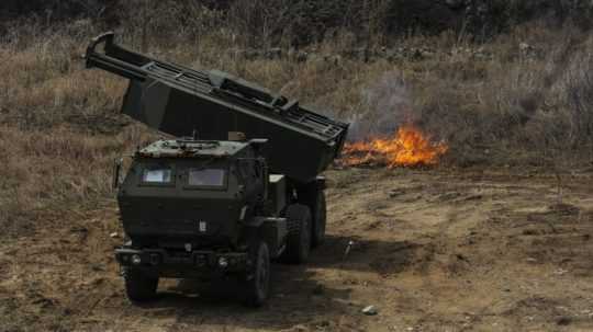 Raketomet HIMARS počas streľby.