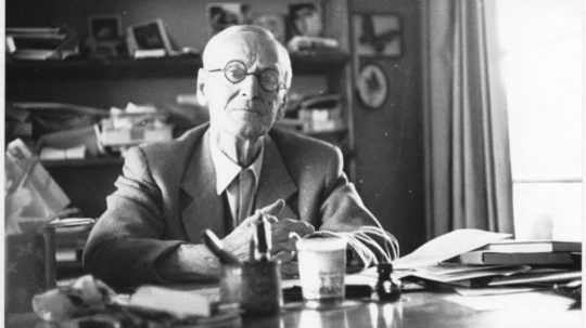 Na fotografii esejista, básnik a prozaik Hermann Hesse.