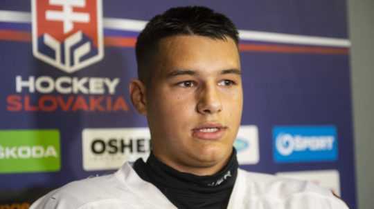 Jakub Chromiak odpovedá na otázky počas rozhovoru pred odletom na prestížny turnaj Hlinka Gretzky Cup.