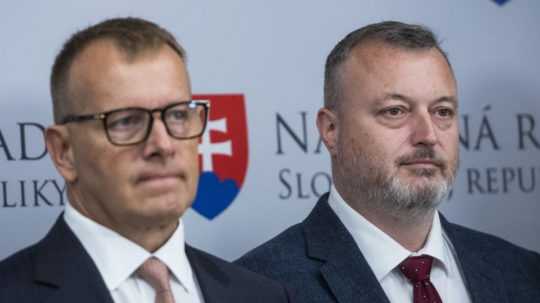 Na snímke zľava predseda Národnej rady SR Boris Kollár (Sme rodina) a minister práce, sociálnych vecí a rodiny SR Milan Krajniak (Sme rodina).