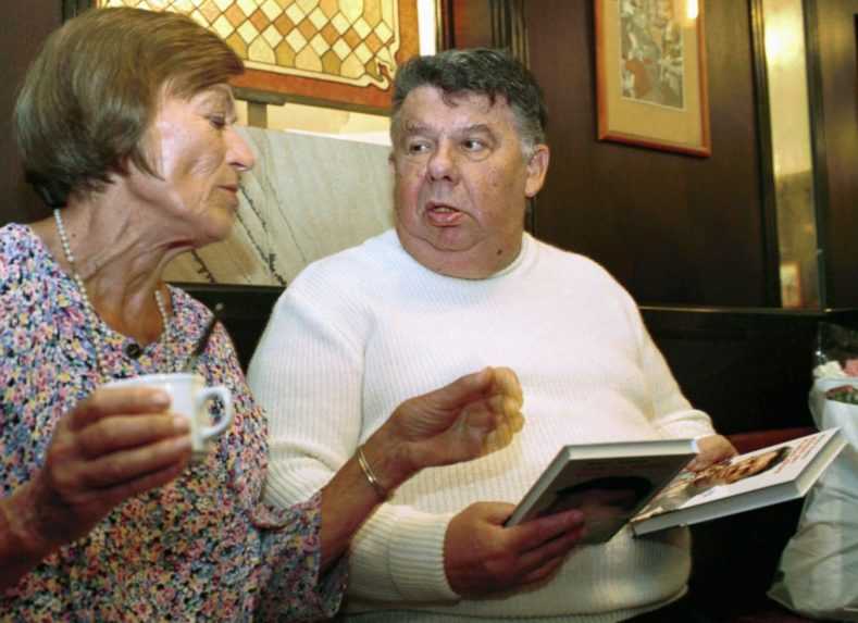 Na fotografii spisovateľ a humorista Miloslav Švandrlík a Luba Skořepová.