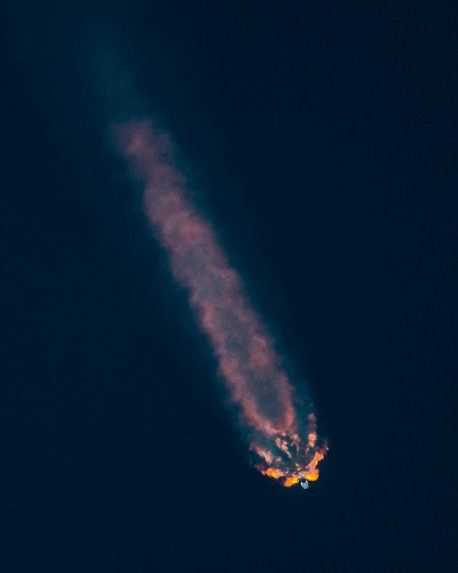 Na fotografii Falcon 9 štartuje na obežnú dráhu so sondou Korea Pathfinder Lunar Orbiter.