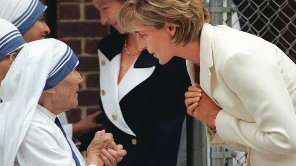 Matka Tereza sa lúči s princeznou Dianou po jej návšteve v New Yorku v roku 1997.