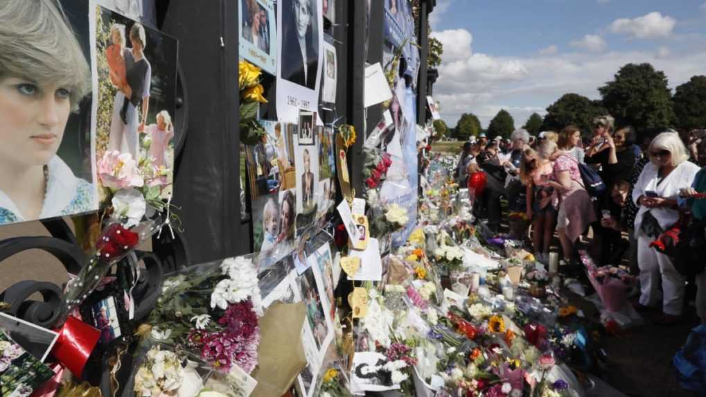 Zhromaždenie ľudí na pamiatku princeznej Diany.