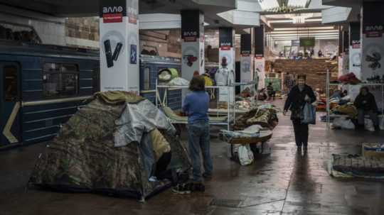 Na snímke Miestni obyvatelia žijú na stanici metra v Charkove na severovýchode Ukrajiny, ktoré im slúži ako dočasný úkryt