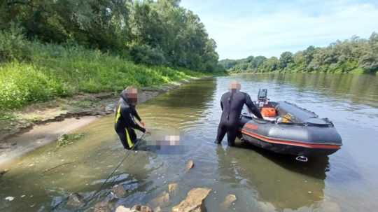 Potápači z košického pohotovostného policajného útvaru pri zásahu.